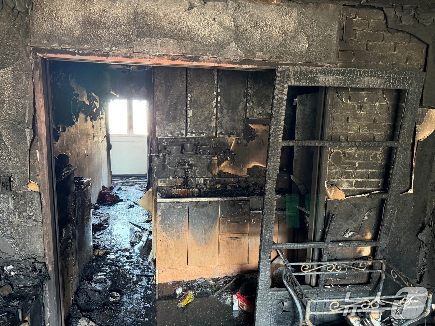 21일 오전 10시 32분쯤 대구시 달서구 월성동 한 아파트 11층에서 불이나 30여분 만에 꺼졌다. (대구소방 제공. 재판매 및 DB금지)/뉴스1