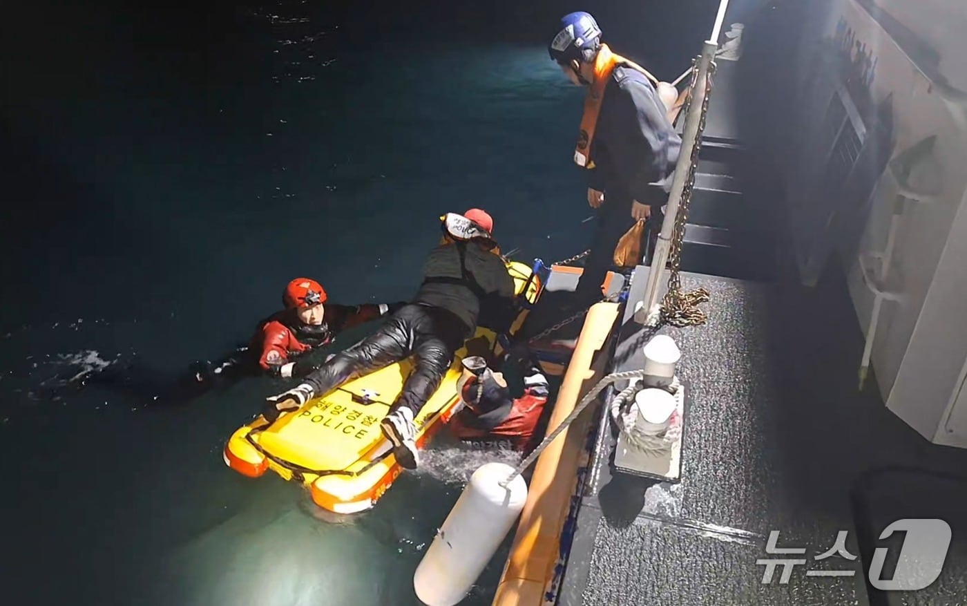 고립된 낚시객을 구조하고 있는 해경.(사천해경 제공. 재판매 및 DB금지)