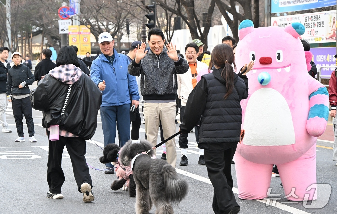 오세훈 서울시장이 22일 오전 여의도공원에서 열린 '쉬엄쉬엄 모닝'에서 반려견과 함께 참여한 시민들의 완주를 응원하고 있다.(서울시 제공)