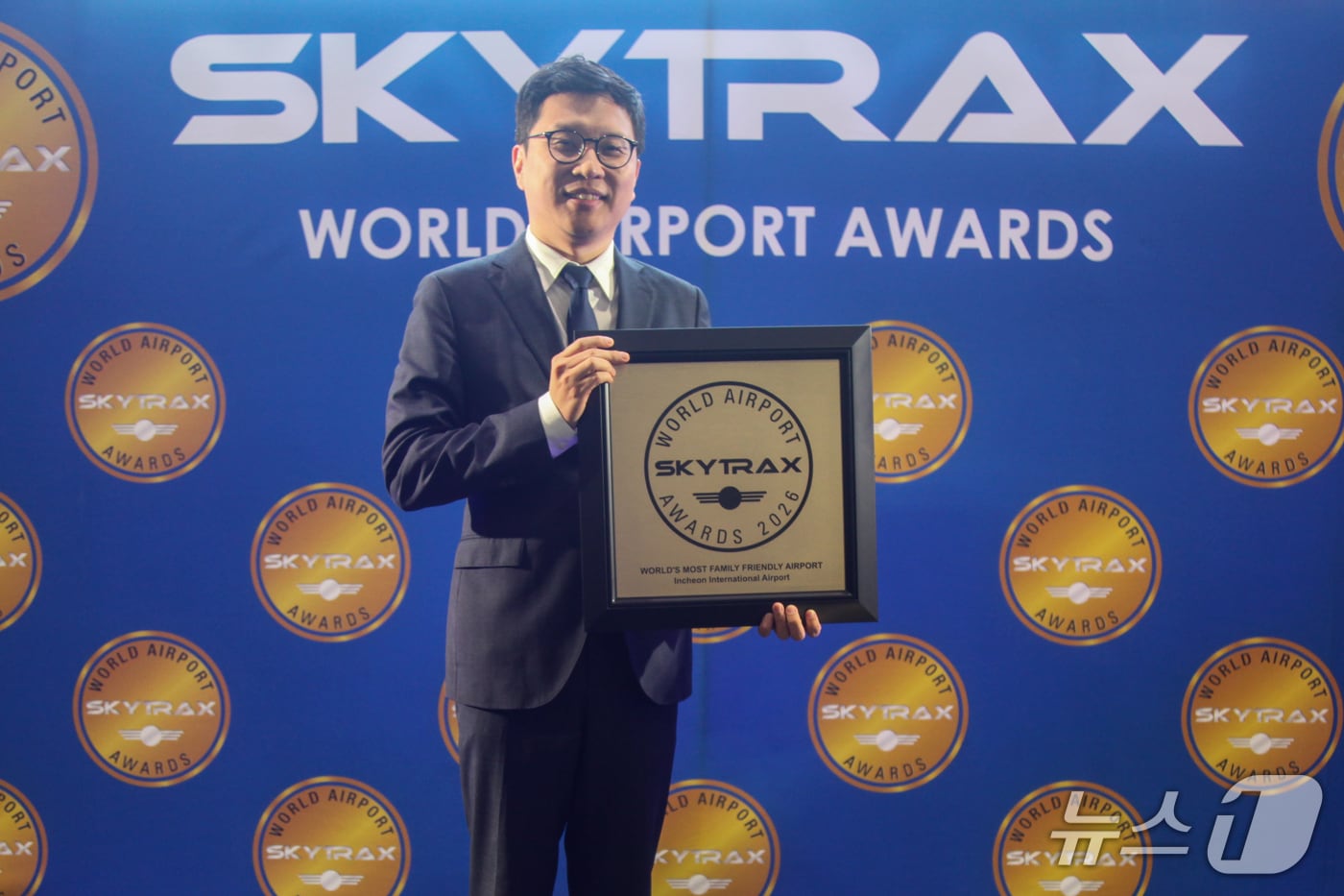 18일 오후(현지 시각) 영국 런던에서 열린 '2026 월드 에어포트 어워즈(2026 World Airport Awards)'에서 임훈 운영기획팀장이 ‘세계 최우수 가족친화 공항상(World's Most Family Friendly Airport)’을 수상한 후 기념촬영을 하고 있다.(인천공항공사 제공. 재배포 및 DB금지)2026.3.22/뉴스1