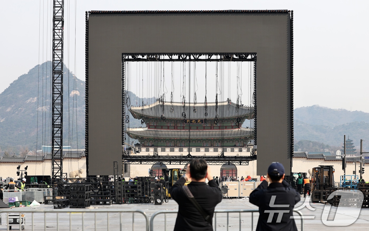 22일 방탄소년단(BTS) 방탄소년단 컴백 공연을 마친 서울 광화문광장에서 관계자들이 무대를 정리하고 있다. 2026.3.22 ⓒ 뉴스1 최지환 기자