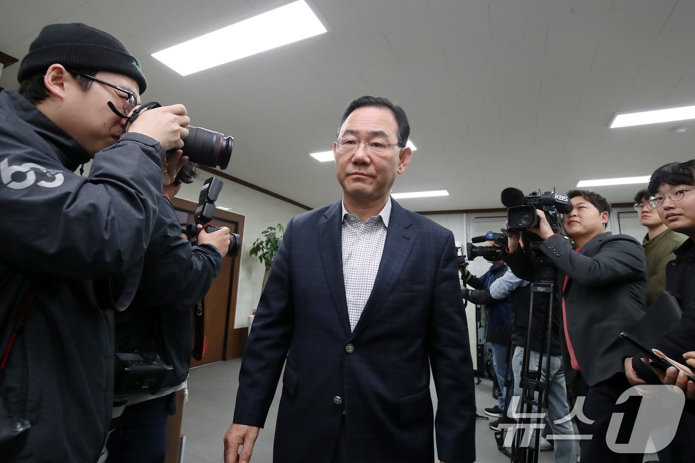 주호영 국민의힘 의원이 22일 오전 대구 수성구 국민의힘 대구시당에서 장동혁 대표 주재로 열린 비공개 회의를 마친 뒤 회의실을 나서고 있다. 2026.3.22 ⓒ 뉴스1 공정식 기자