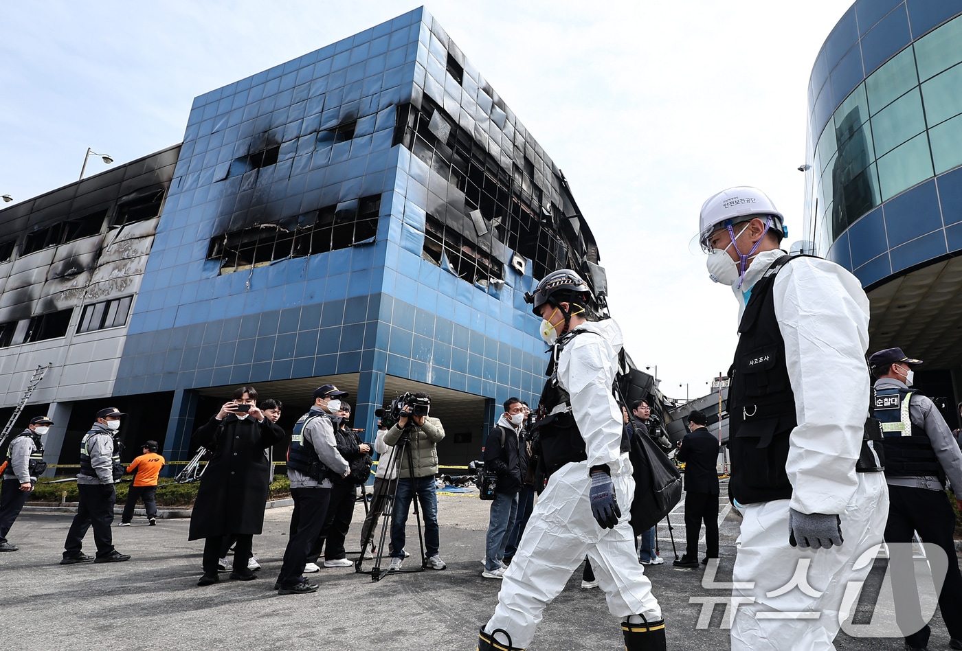 22일 대형 화재로 인명피해가 발생한 대전 대덕구 자동차 부품 제조 공장에서 안전보건공단 등 관계자들이 현장을 살펴본 후 나서고 있다. 2026.3.22 ⓒ 뉴스1 김도우 기자