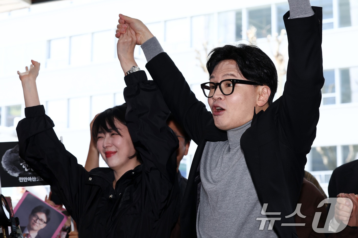 한동훈 전 국민의힘 대표가 지난 3월 22일 오후 서울 동대문구 경동시장을 방문해 배현진 국민의힘 의원과 함께 지지자들에게 인사하고 있는 모습. 2026.3.22 ⓒ 뉴스1 최지환 기자