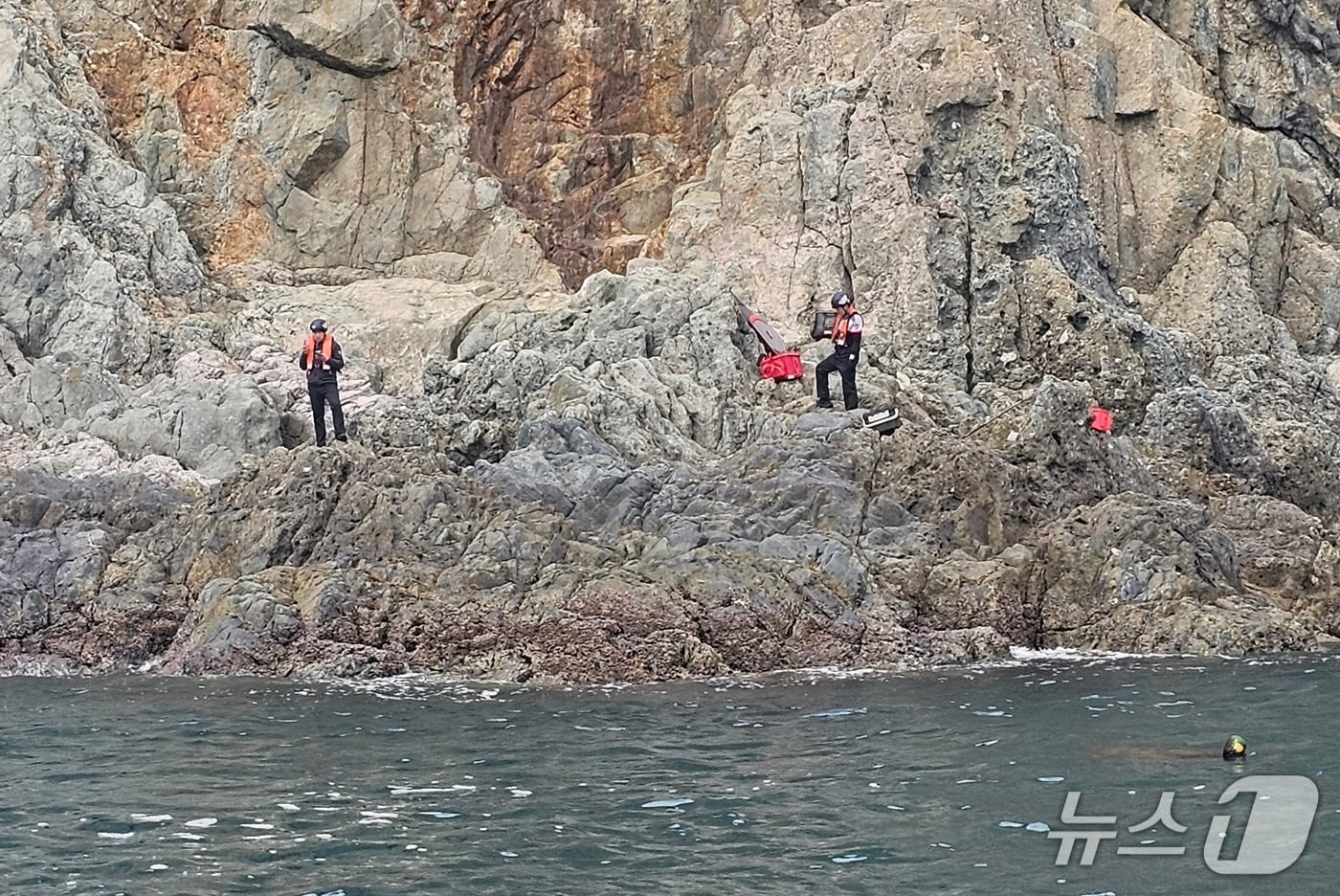 매물도 갯바위 인근서 실종자를 수색하고 있는 해경.(통영해경 제공. 재판매 및 DB금지)