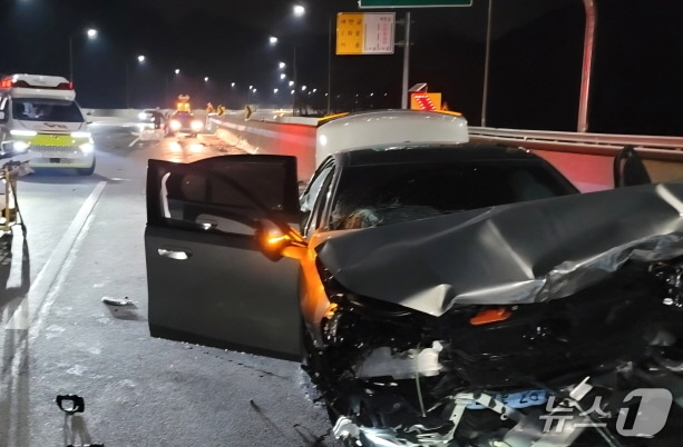 지난 21일 오후 7시 47분께 완주군 상관면 의암리 익산장수고속도로 장수방향 25.2km 계민 1교 부근에서 BMW 승용차가 중앙분리대를 들이받는 사고가 발생했다.(전북소방본부 제공, 재판매 및 DB 금지)/뉴스1