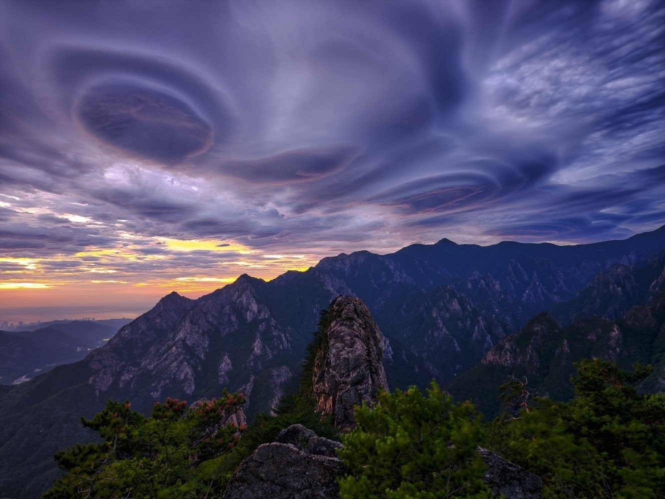  제43회 기상기후 시잔·콘텐츠 공모전 대상작인 석기철 작 '구름이 빚은 소용돌이'.(제주기상청 제공. 재판매 및 DB 금지)/뉴스1