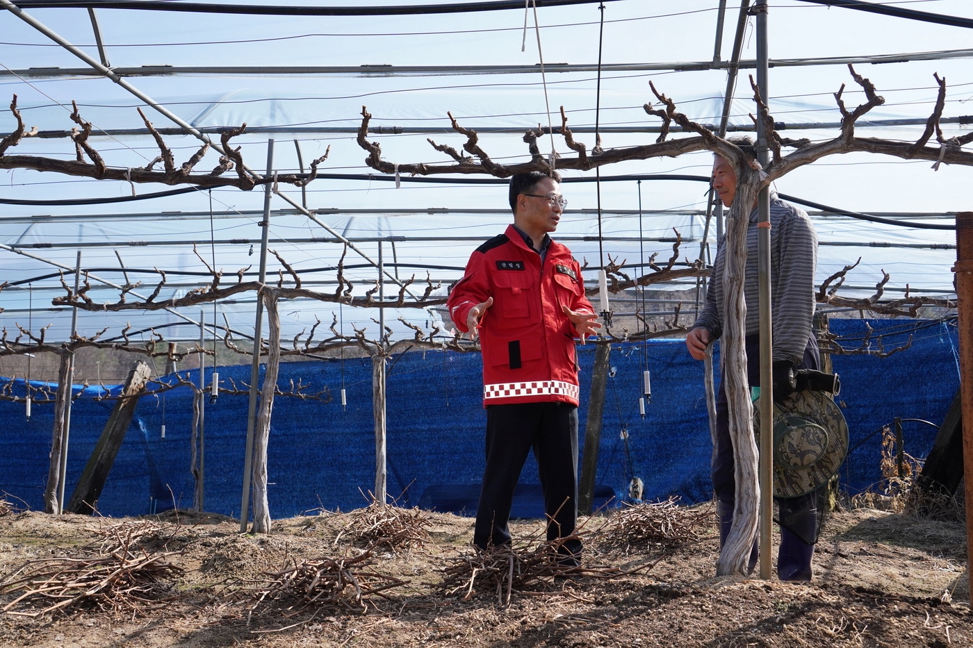 박은식 산림청장(왼쪽)이 산림 인접지를 찾아 산불 예방 활동을 하고 있다.(산림청 제공. 재판매 및 DB금지)/뉴스1