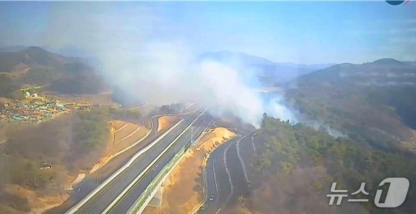 22일 오후 3시 30분께 전북 김제시 금구면 오봉리의 한 야산에서 불이 났지만 30분 만에 진화됐다.(전북도 산불방지대책본부 제공, 재판매 및 DB 금지)/뉴스1
