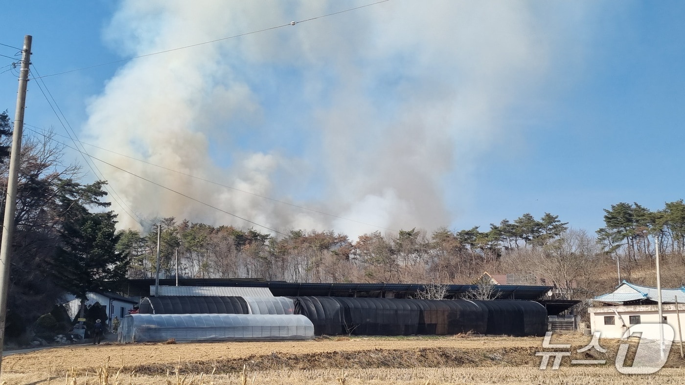 22일 오후 3시 14분쯤 경북 안동시 와룡면 가구리 마을야산에서 산불이 발생했다.(경북소방 제공. 재판매 및 DB금지)/뉴스1