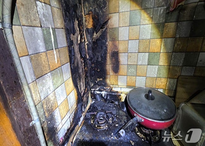 23일 새벽 경기 안성시 신모산동의 한 아파트에서 화재가 발생했다.(경기도소방재난본부 제공. 재판매 및 DB금지)/뉴스1