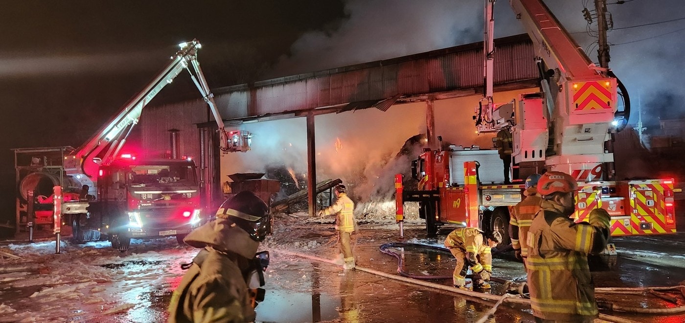 22일 오전 1시 58분쯤 경북 성주군 선남면 오도리 자원순환시설에서 불이 나 출동한 소방관이 진화작업을 하고 있다. (경북소방본부 제공. 재판매 및 DB금지)/뉴스1