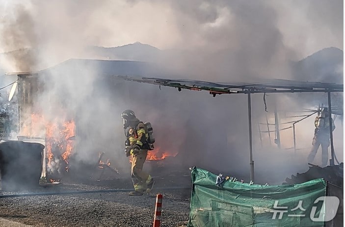 22일 오후 5시1분쯤 경북 경산시 용성면의 농막에서 불이 나 소방대원이 인명 피해가 있는지 수색하고 있다.(경북소방본부 제공. 재판매 및 DB 금지)2026.3.23/뉴스1