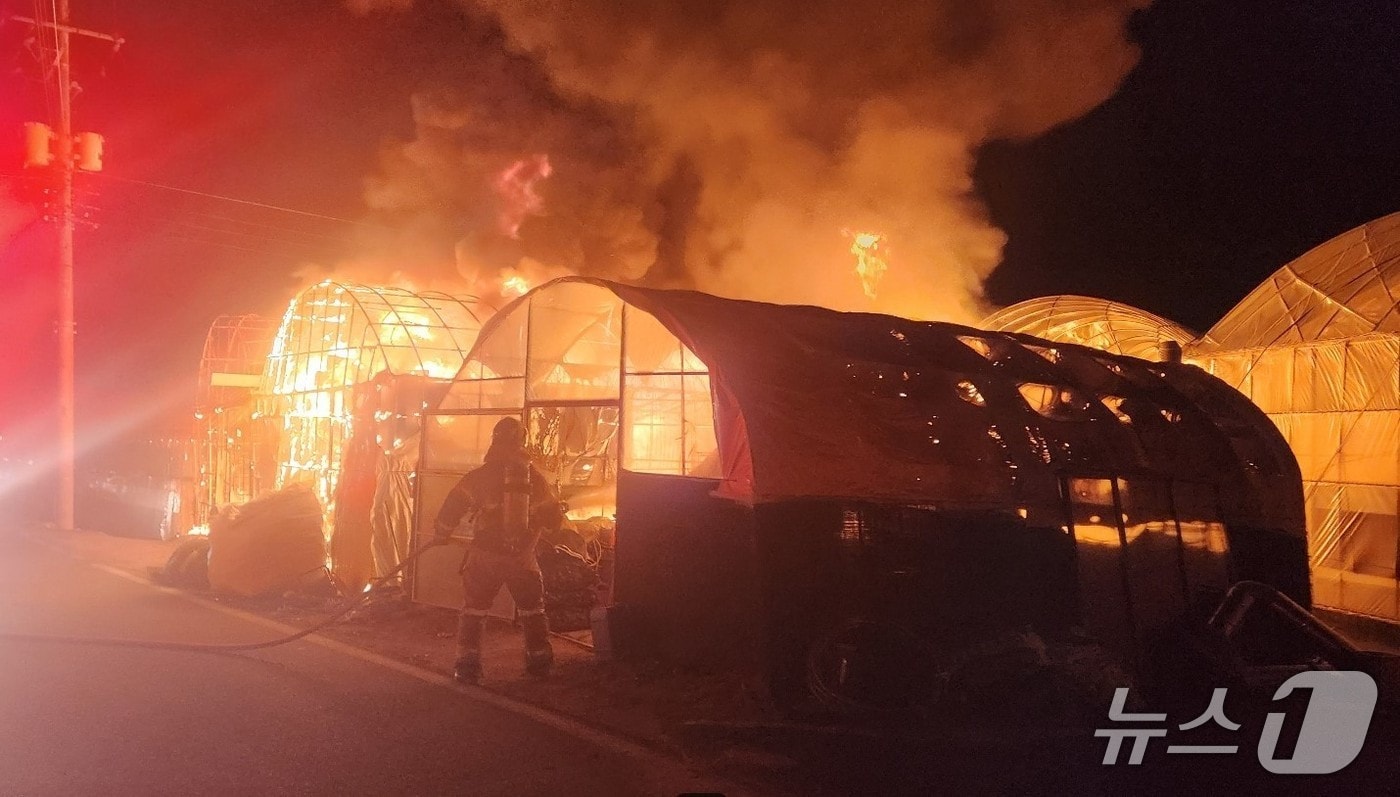 22일 오후 8시 41분쯤 경북 성주군 초전면 한 포도 재배용 비닐하우스에서 불이 나 진화 대원들이 불을 끄고 있다.(경북소방본부 제공. 재판매 및 DB 금지)2026.3.23/뉴스1