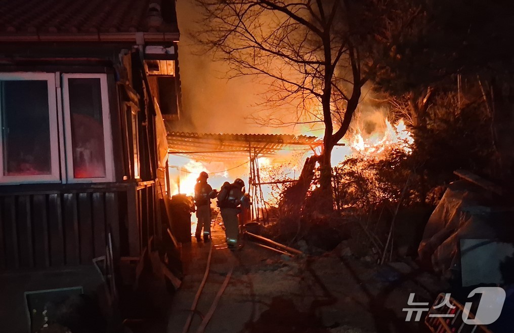22일 오후 10시 5분쯤 경북 영주시 고현동 한 농기계 창고에서 불이 나 진화 대원들이 불을 끄고 있다.(경북소방본부 제공 재판매 및DB금지)2026.3.23/뉴스1