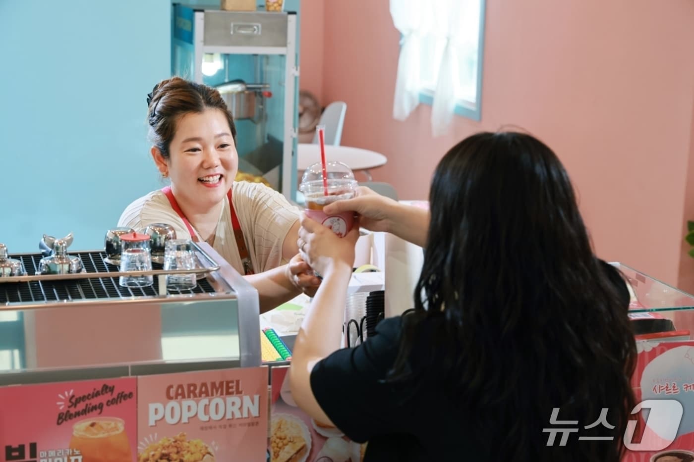 경북 예천군의 전통시장 청년상인 육성사업으로 창업한 한 카페에서 손님을 맞고 있다.(예천군 제공. 재판매 및 DB 금지)2026.3.23/뉴스1