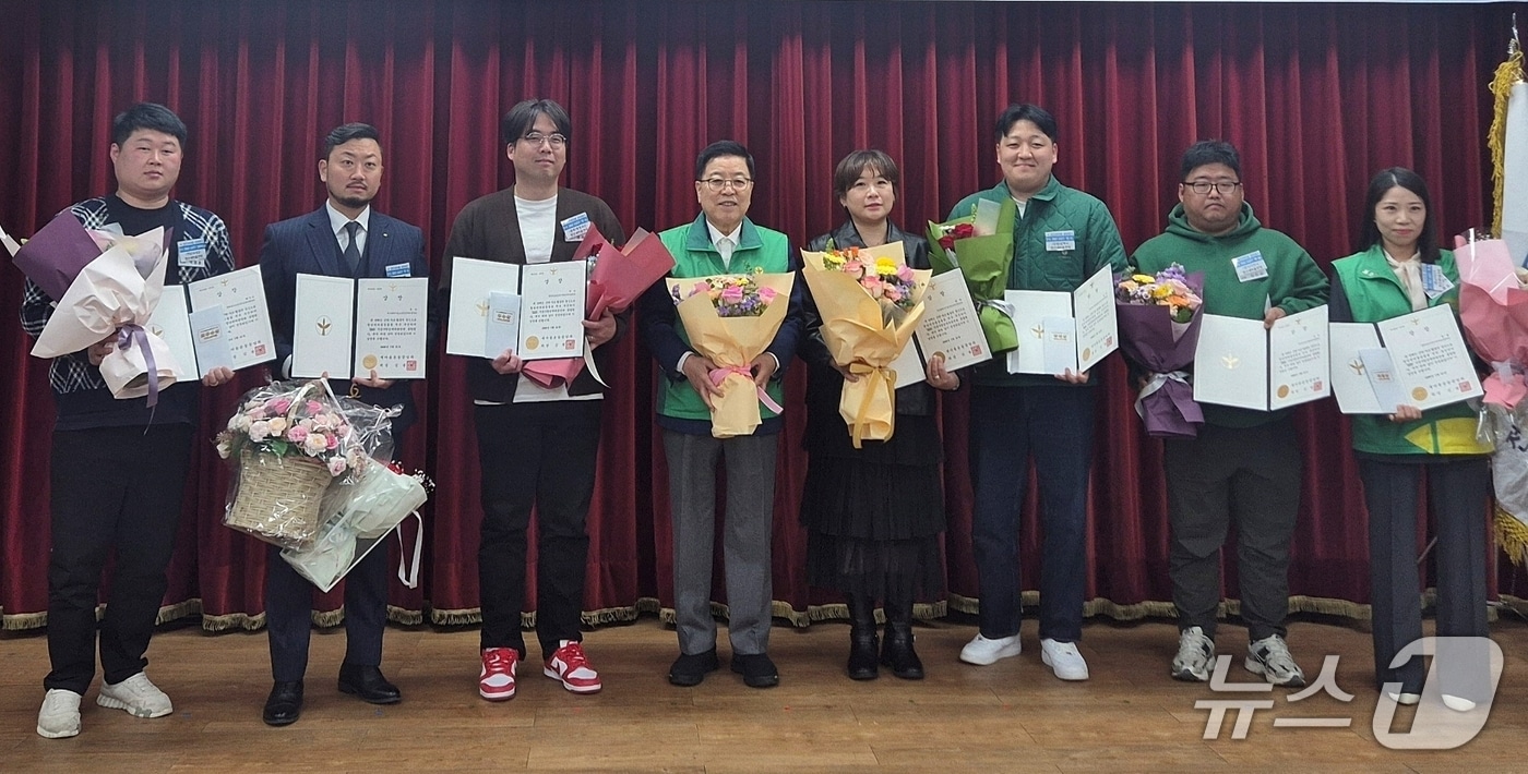 충북 괴산군 청정괴산청년새마을연대가 '2025년도 전국청년새마을연합회 종합평가 시상식'에서 시·군·구 부문 우수상을 수상했다.(괴산군 제공. 재판매 및 DB금지)