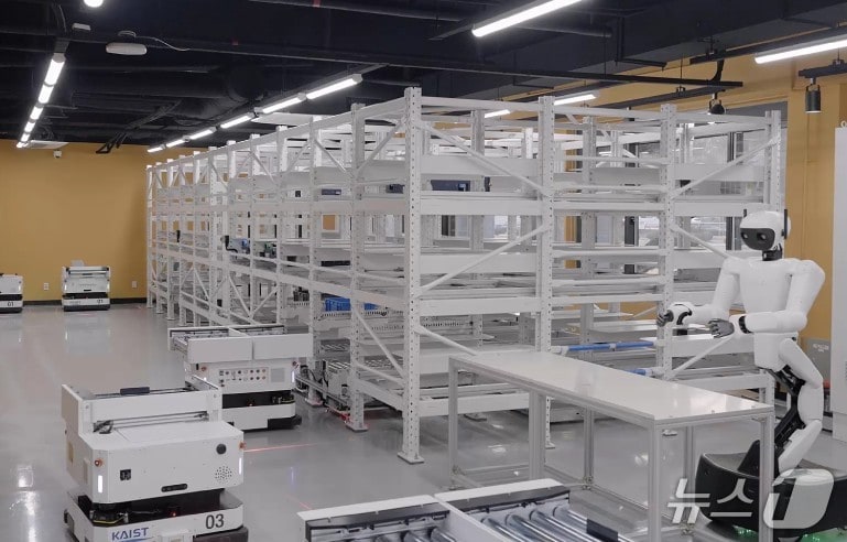 AMR 및 휴머노이드 물류로봇 운영 시스템 통합 운영 모습(KAIST 제공) /뉴스1