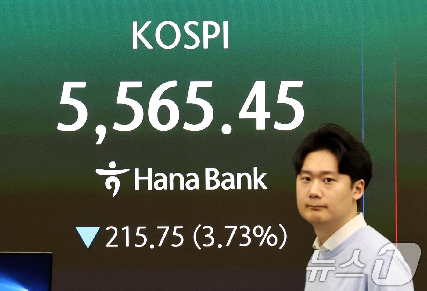 코스피가 장 초반 급락하며 매도 사이드카가 발동된 23일 오전 서울 중구 하나은행 딜링룸 전광판에 증시 시황이 표시되고 있다. 2026.3.23 ⓒ 뉴스1 최지환 기자