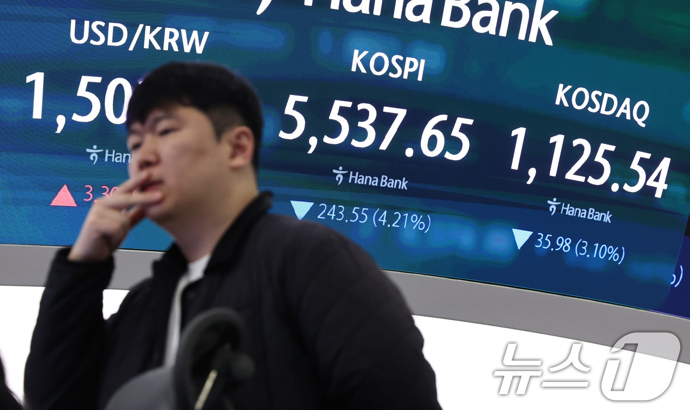 코스피가 장 초반 급락하며 매도 사이드카가 발동된 23일 오전 서울 중구 하나은행 딜링룸 전광판에 증시 시황이 표시되고 있다. 2026.3.23 ⓒ 뉴스1 최지환 기자