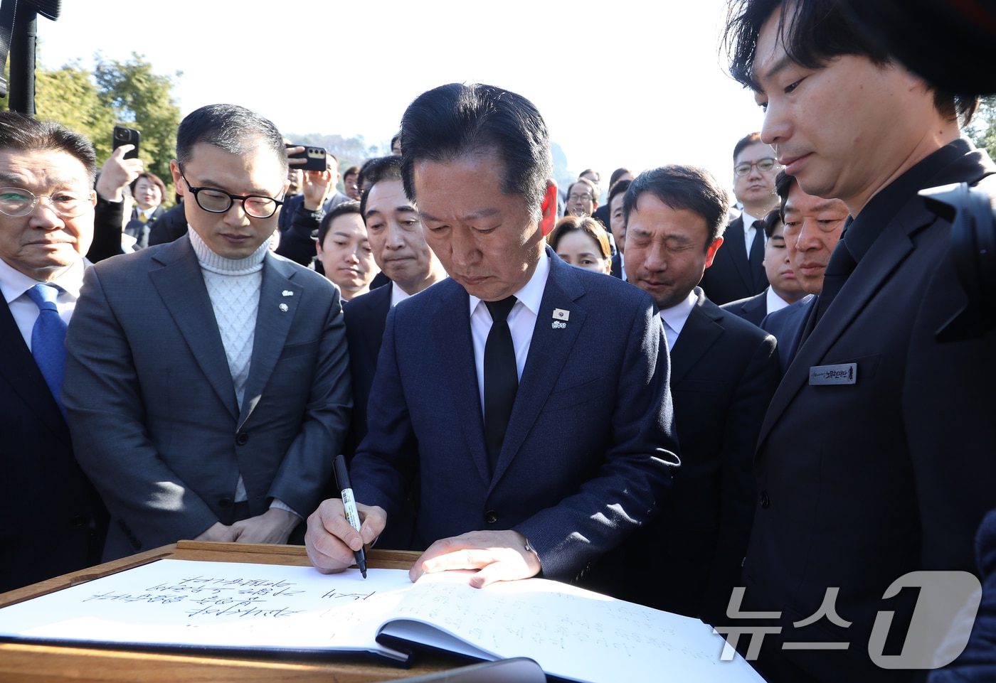 정청래 더불어민주당 대표가 23일 오전 경남 김해 진영읍 봉하마을을 찾아 고 노무현 전 대통령 묘역을 참배한 후 방명록을 작성하고 있다. 2026.3.23 ⓒ 뉴스1 윤일지 기자