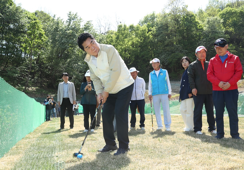 박준희 관악구청장이 지난해 6월 개최된 관악파크골프장 개장식에서 시타하고 있다. (관악구 제공)
