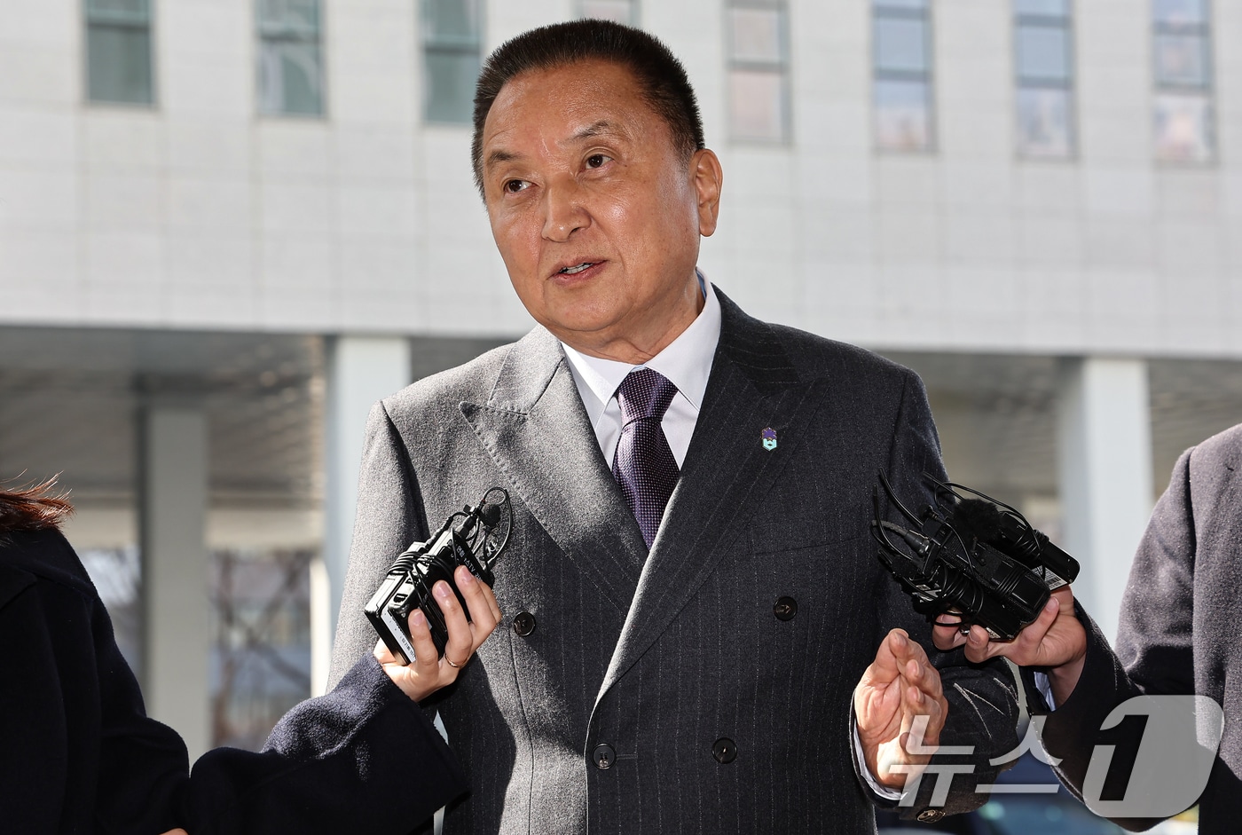 김영환 충북도지사가 지난 3월 23일 서울 양천구 남부지방법원에서 열린 국민의힘 상대 가처분 신청 심문에 출석하며 취재진 질문에 답하고 있는 모습. 2026.3.23 ⓒ 뉴스1 김도우 기자