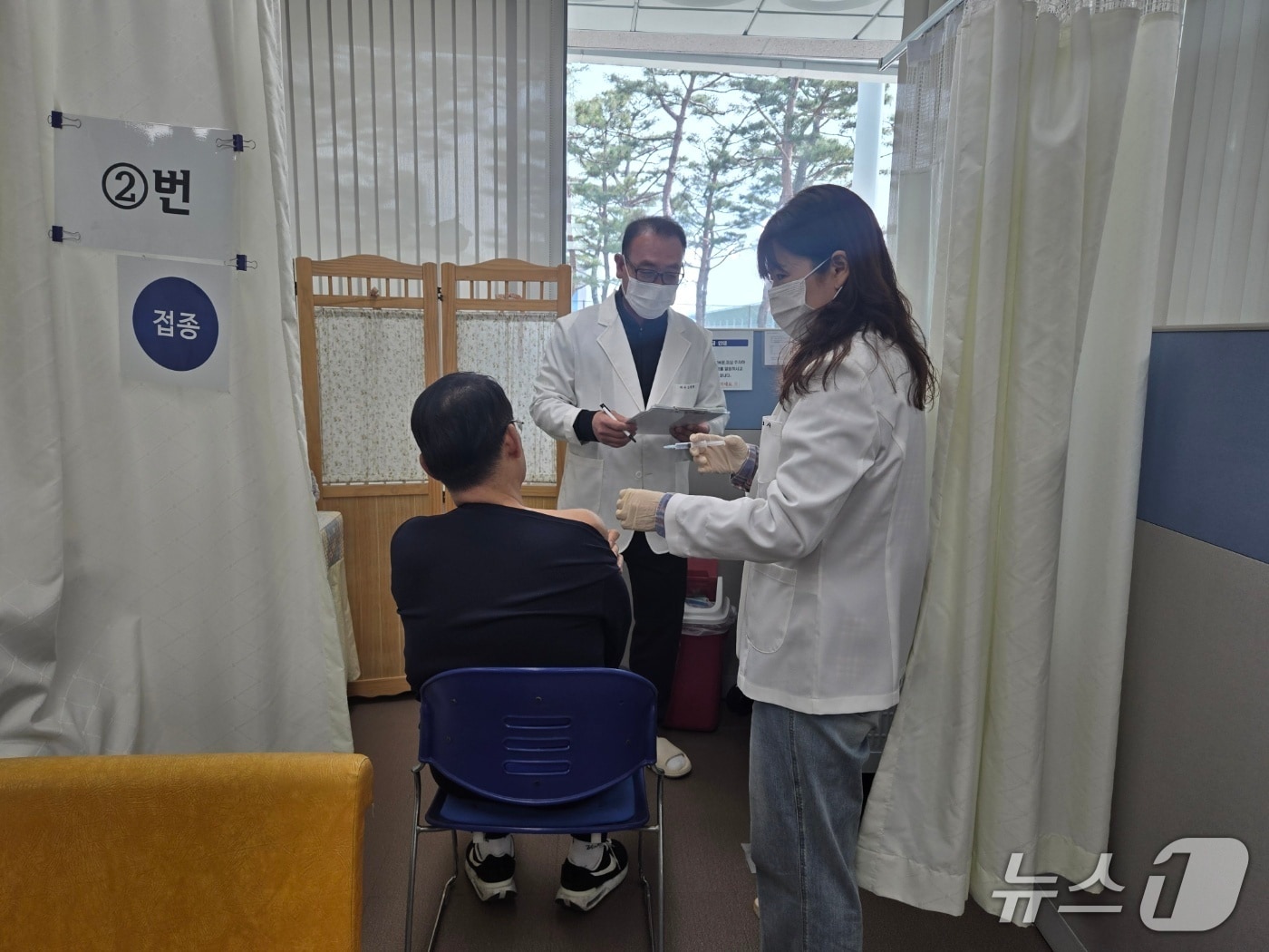 한 어르신이 의료기관에서 대상포진 예방접종을 하고 있는 모습.(용인시 제공)