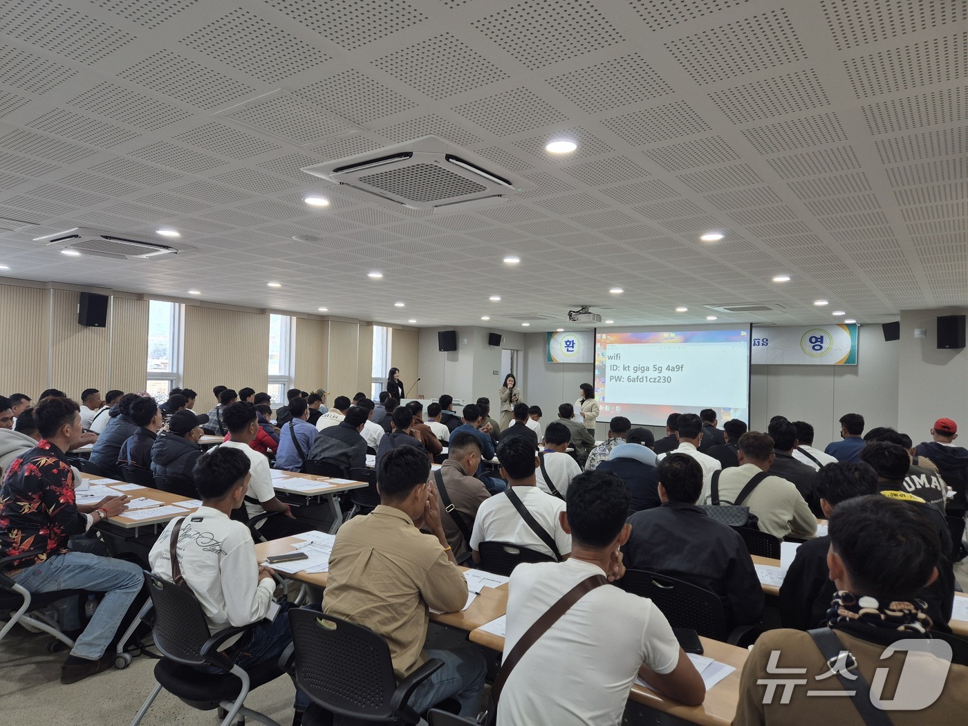 춘천시, 캄보디아 출신 외국인 계절근로자 대상 입국설명회 개최.(춘천시 제공, 재판매 및 DB금지)