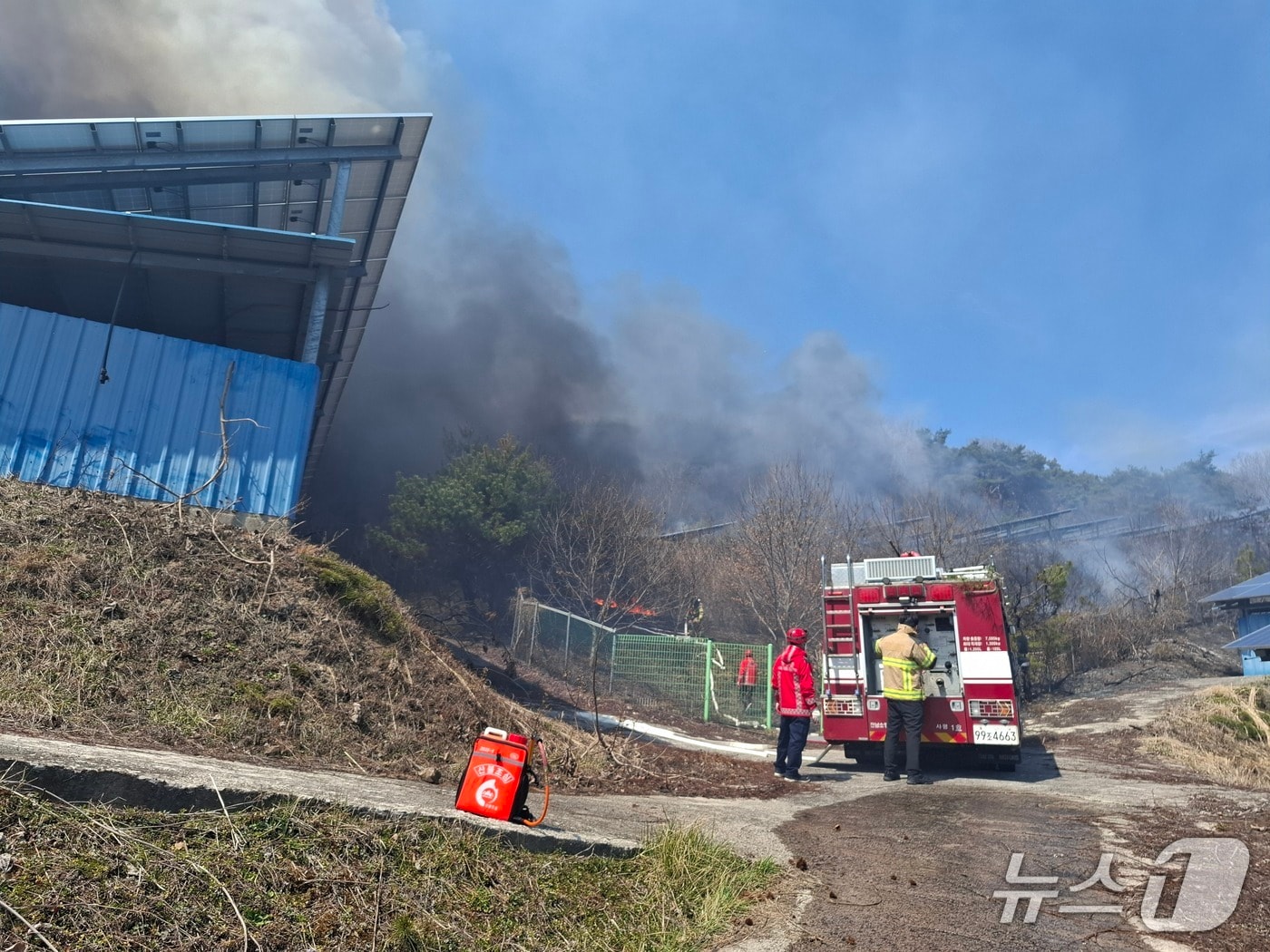 23일 전남 화순 동면 한 야산에서 불이 나 소방당국이 진화하고 있다.(전남소방본부 제공. 재판매 및 DB 금지) 2026.3.23