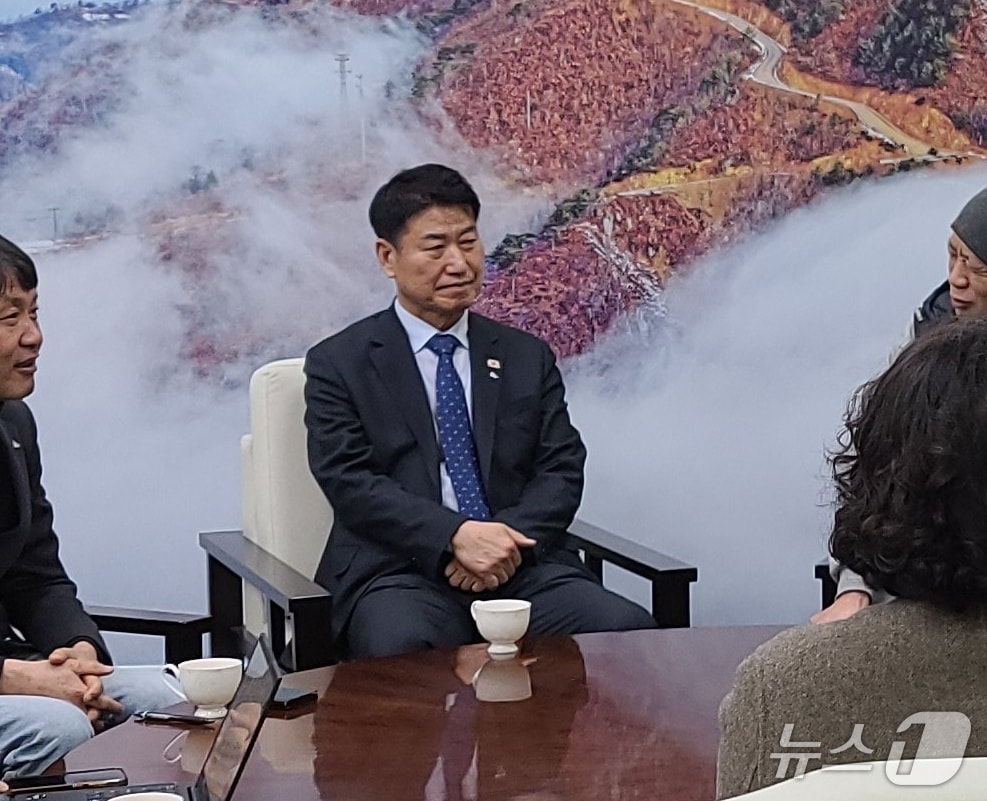함명준 강원 고성군수가 23일 군청 집무실에서 기자들과 만나 3선 도전 의사를 밝히고 있다. 2026.3.23/뉴스1