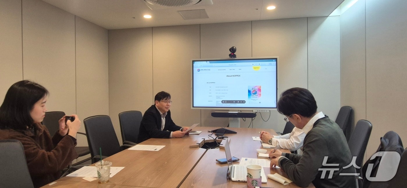 박철웅 조달청 대변인이 23일 코시스 센터에서 외신기자단을 대상으로 코리아나라장터 엑스포 2026에 대해 브리핑하고 있다. (조달청 제공.재판매 및 DB금지)/뉴스1