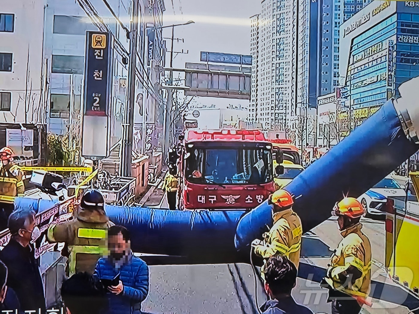 23일 낮 12시 5분쯤 대구 달서구 진천동 도시철도 1호선 진천역에서 냉각탑 절단 작업 중 튄 불꽃으로 화재가 발생해 소방 당국이 1시간 10여분 만에 진화했다. (대구소방안전본부 제공. 재판매 및 DB금지) ⓒ 뉴스1 이성덕 기자