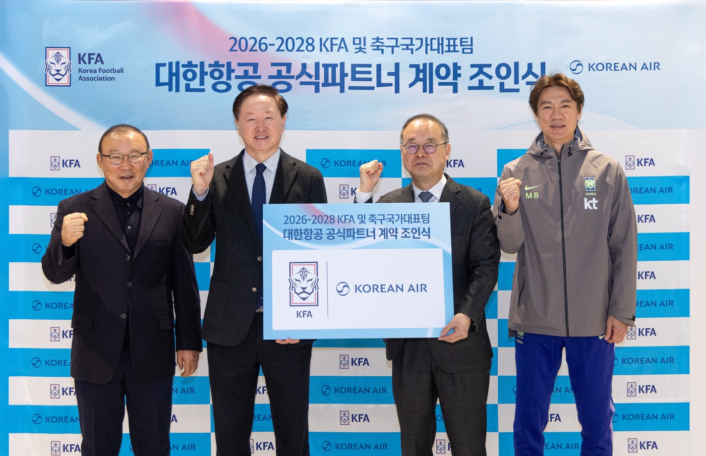 대한항공과 대한축구협회는 23일 인천국제공항 제2여객터미널에서 우리나라 축구 국가대표팀 공식 파트너 계약 조인식을 열었다. 사진은 조인식에 참석한 우기홍 대한항공 부회장(왼쪽에서 두 번째), 이용수 축구협회 상근부회장(왼쪽에서 세 번째), 박항서 축구협회 부회장(왼쪽에서 첫 번째), 홍명보 한국 축구대표팀 감독(왼쪽에서 네 번째)이 기념사진을 촬영하는 모습. (대한항공 제공)