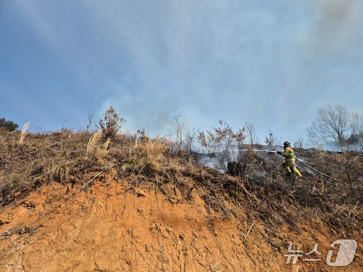 23일 오후 1시 44분쯤 전남 순천시 송광면 한 야산에서 불이 나 소방당국이 진화 작업을 벌이고 있다. (전남소방본부 제공. 재판매 및 DB금지)