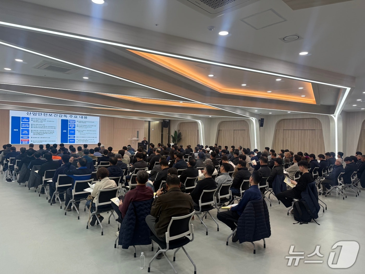 '노동안전 종합대책' 교육.(고용노동부 태백지청 제공. 재판매 및 DB금지)/뉴스1