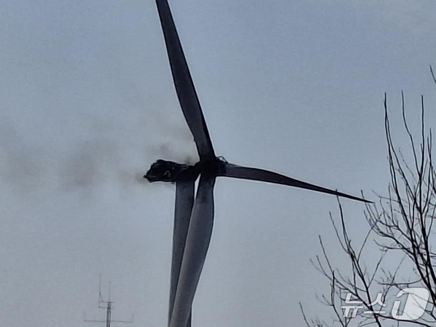 23일 오후 1시 11분쯤 경북 영덕군 영덕읍 창포리 풍력 발전단지 내 발전기에서 불이나 소방 당국이 헬기를 투입해 진화 중이다.(경북소방본부 제공. 재판매 및 DB 금지)2026.3.23/뉴스1