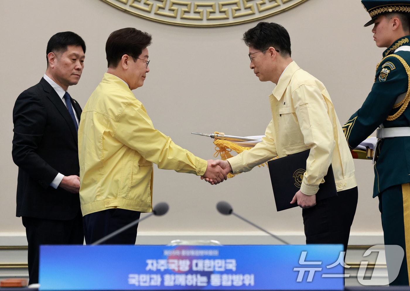 이재명 대통령이 23일 청와대에서 열린 제59차 중앙통합방위회의에서 전남도에 대통령 단체표창을 수여한 뒤 황기연 도지사 권한대행과 악수하고 있다. 2026.3.23 ⓒ 뉴스1 이재명 기자