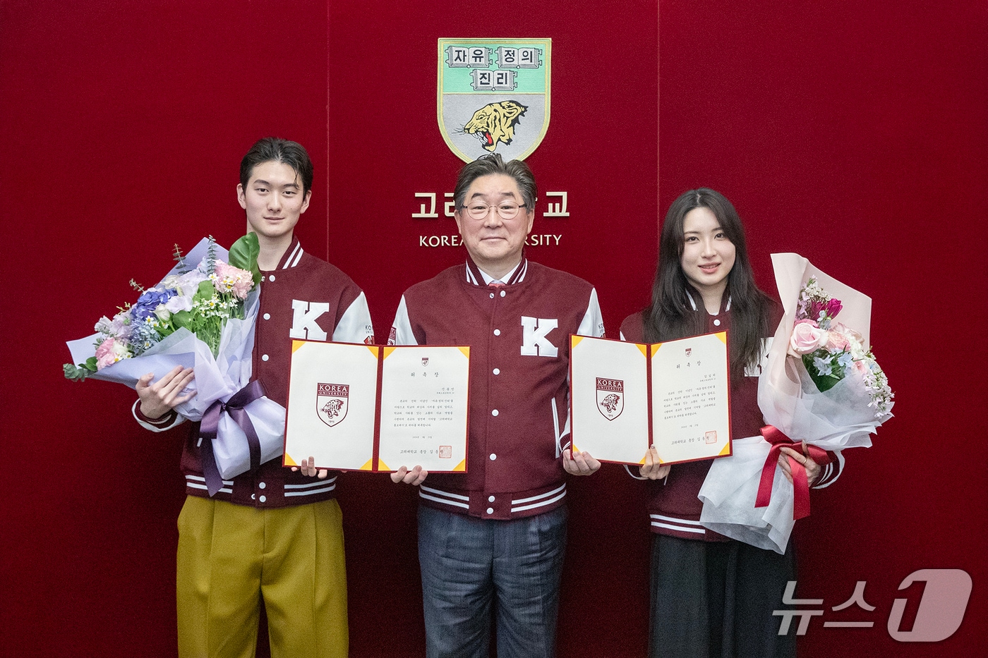고려대학교는 대한민국 쇼트트랙 국가대표 국제스포츠학부 김길리(23학번,오른쪽), 신동민(24학번,왼쪽) 선수를 홍보대사로 위촉했다.(고려대 제공)