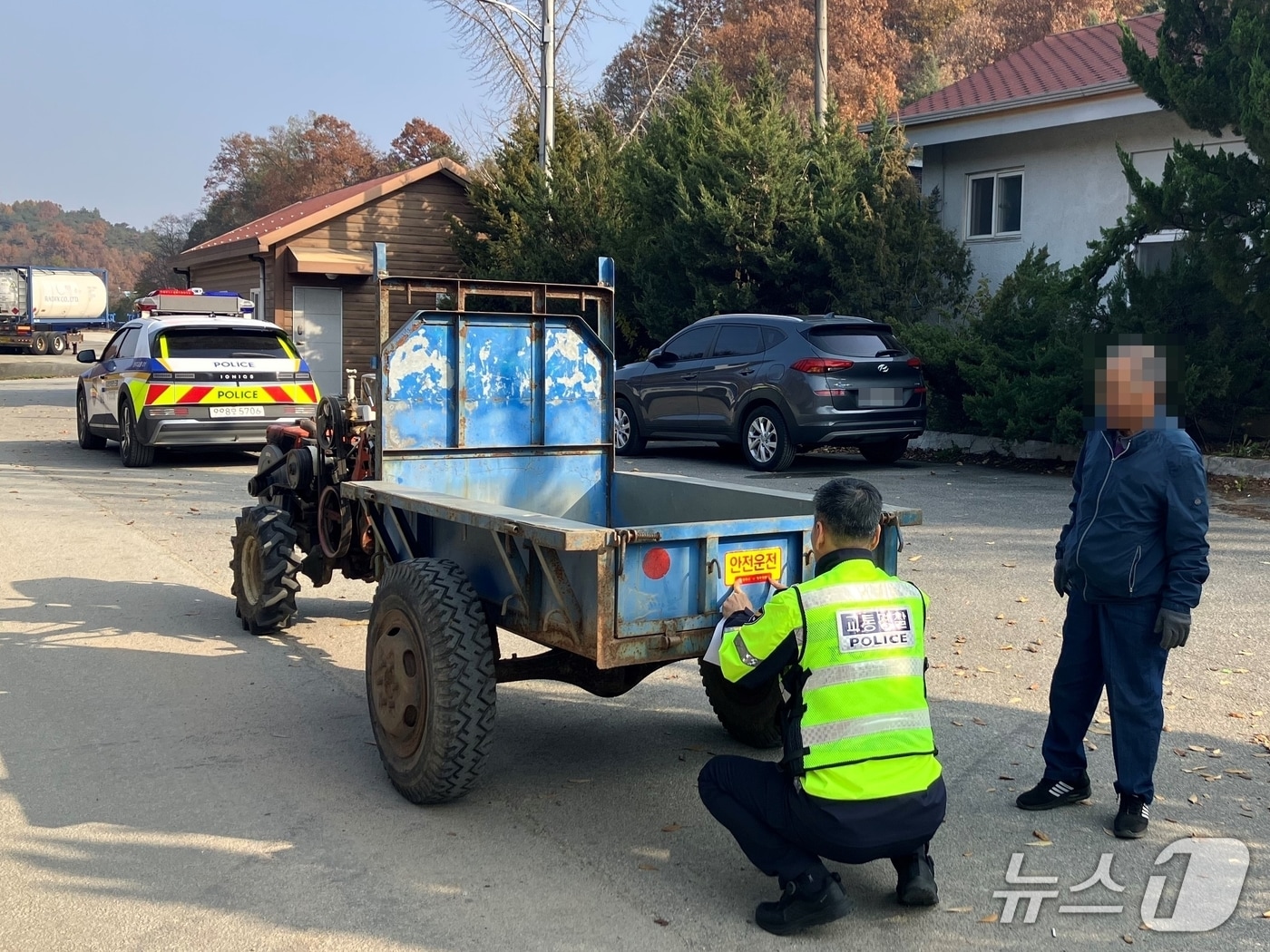 경찰이 경운기에 시인성 향상 물품을 부착하고 있다.(경북경찰청 제공.재판매 및 DB 금지)2026.3.23/뉴스1