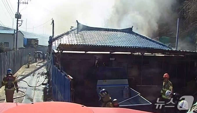 23일 오전 10시 6분께 전북 군산시 개정면의 한 단독주택에서 불이 났다.(전북소방본부 제공. 재판매 및 DB금지)