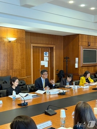 이규호 외교부 개발협력국장이 지난 18일 프랑스 파리에서 카르스텐 스타우어 OECD 개발원조위원회 의장 등과 면담했다. 2026.03.23.(외교부 제공)