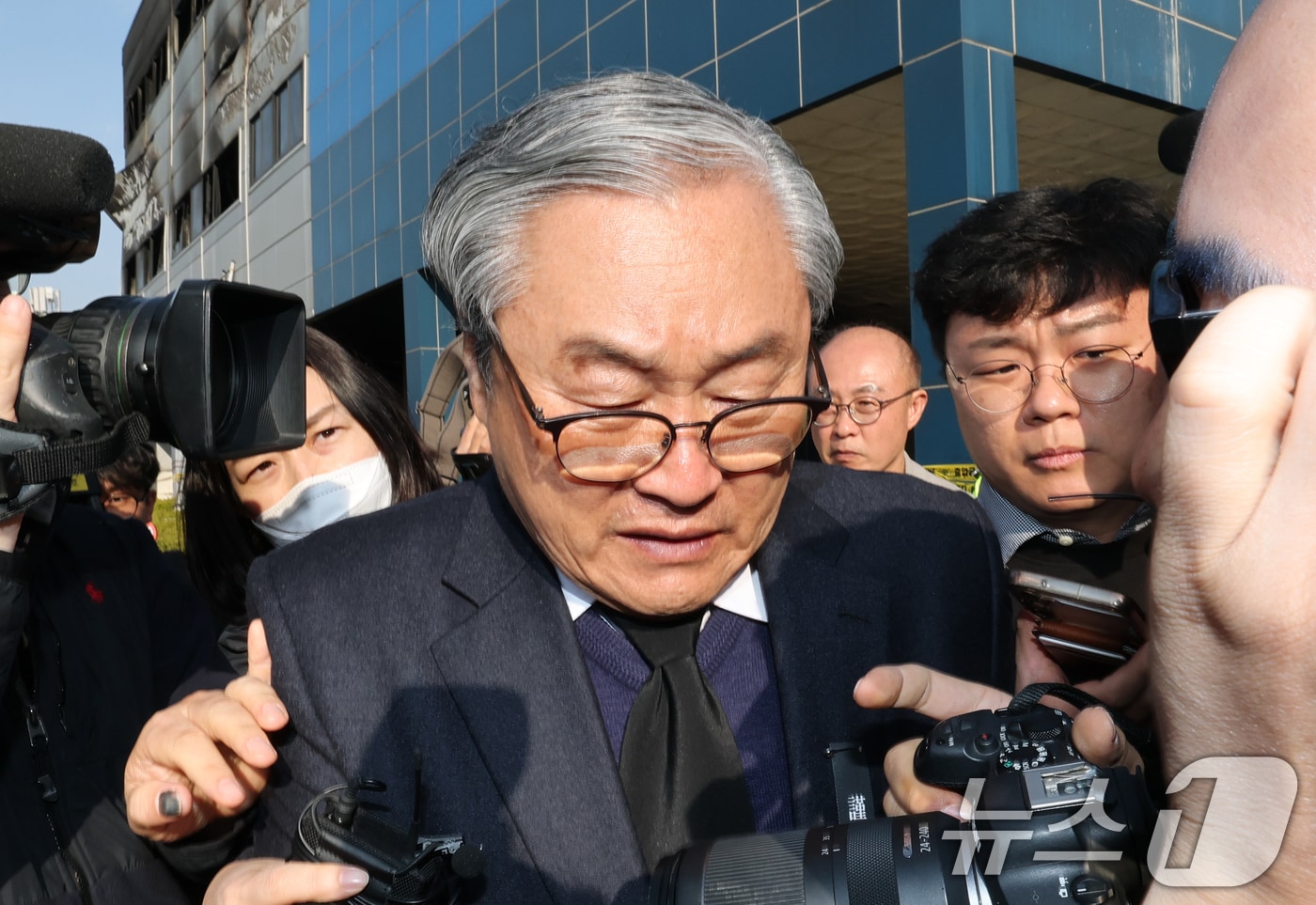 손주환 안전공업 대표가 23일 경찰·대전노동청 관계자들이 화재로 74명의 인명피해가 발생한 대전 대덕구 안전공업에 대해 압수수색을 진행하는 안전공업 사무실을 나서고 있다. 2026.3.23 ⓒ 뉴스1 김기태 기자
