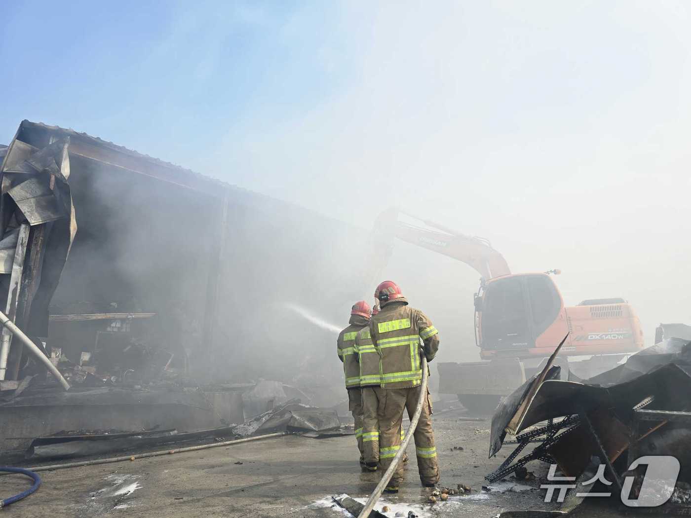 23일 강원 동해시 이도동 식품업체 창고 화재 현장.(강원도소방본부 제공, 재판매 및 DB금지)