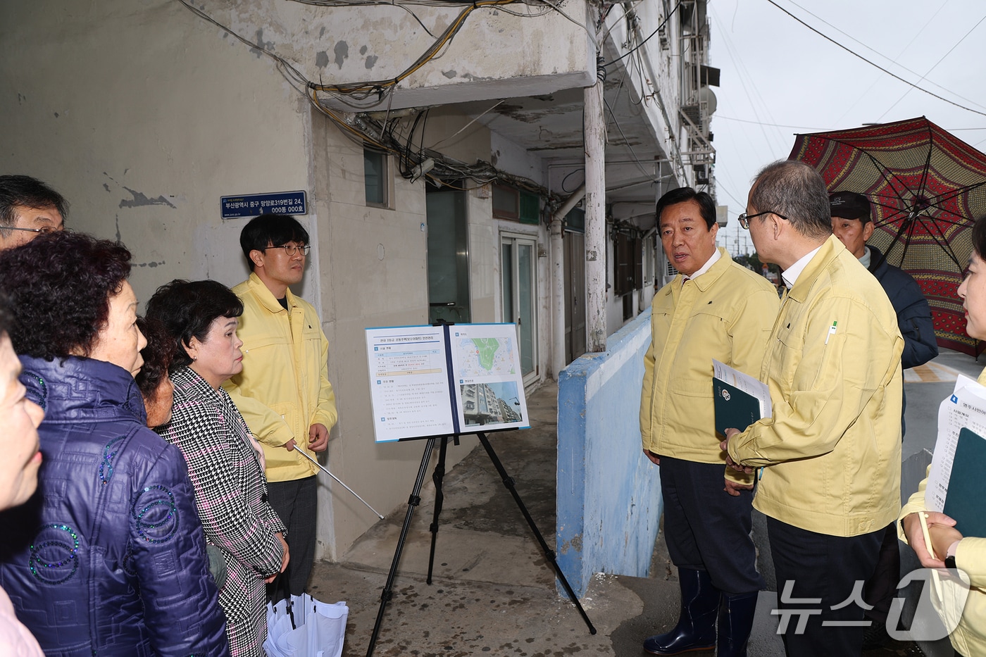 부산 중구는 지난 18일 해빙기 안전사고 예방을 위해 노후 건축물과 옹벽에 대한 현장점검을 실시했다. (중구 제공. 재판매 및 DB금지)