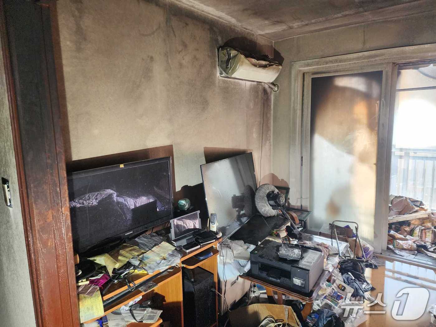 강원 원주 명륜동 아파트 10층 화재 현장.(강원도소방본부 제공, 재판매 및 DB금지)