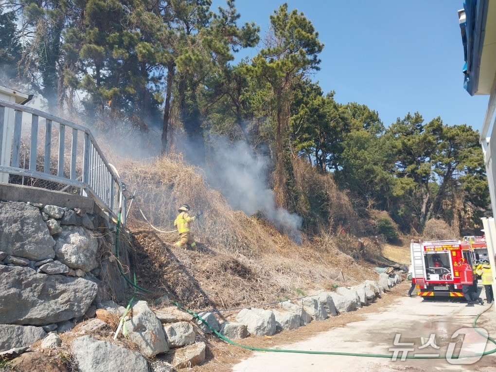 통영 용남면 원평리에서 화재를 진화하고 있는 소방 대원들.(경남소방본부 제공. 재판매 및 DB금지)