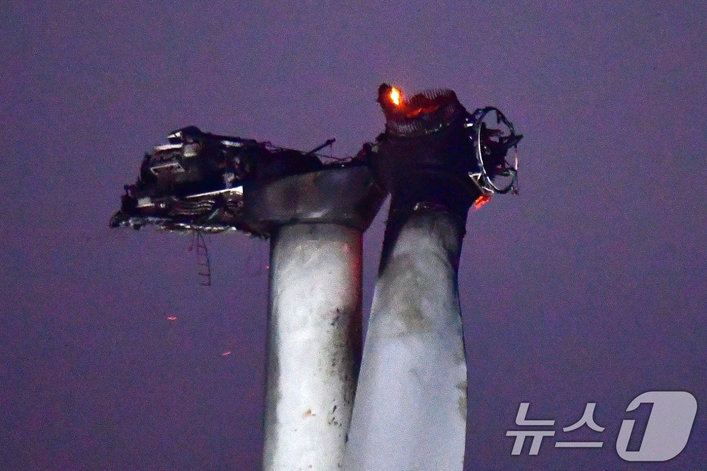 23일 오후 경북 영덕군 창포리 풍력발전단지 내 풍력발전기에서 발생한 화재로 발전기 상부 타워와 블레이드 3개가 불에 탔다. 소방당국이 고가사다리차량을 이용 타워 부분에 남은 불을 끄기 위해 준비하고 있다. 2026.3.23 ⓒ 뉴스1 최창호 기자