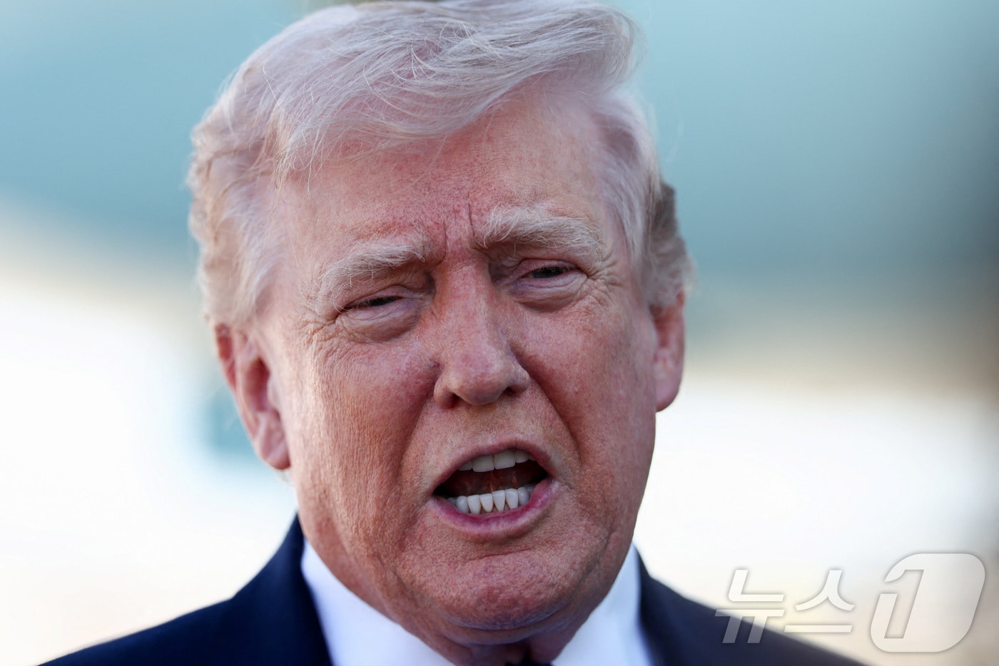 도널드 트럼프 미국 대통령이 23일(현지시간) 플로리다주 웨스트팜비치에서 에어포스원(미 대통령 전용기)를 타고 출발하기 전 기자들의 질문에 답하고 있다. 트럼프 대통령은 "이란 최고지도부와 대화했다"면서 새 최고지도자인 모즈타바 하메네이로부터는 "아무런 이야기도 듣지 못했다"라고 밝혔다. 2026.03.23. ⓒ 로이터=뉴스1