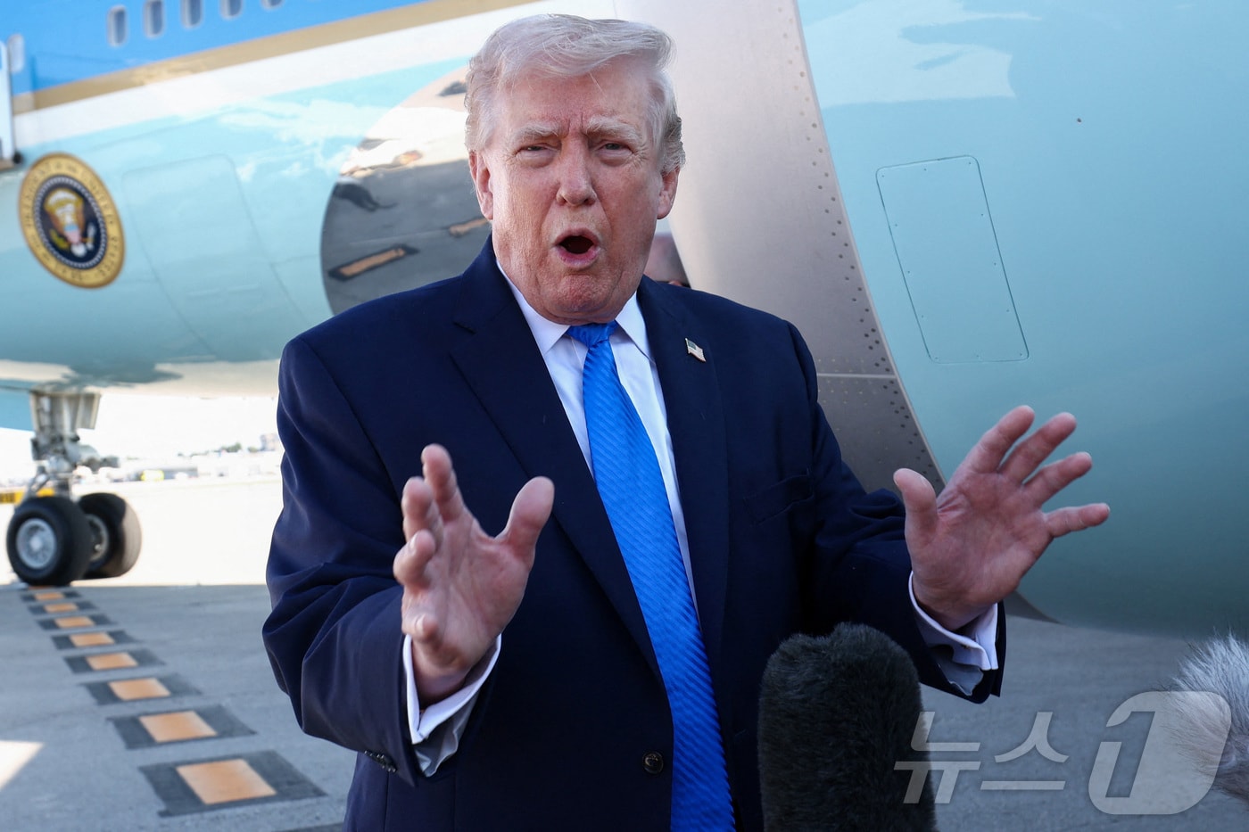 도널드 트럼프 미국 대통령이 23일(현지시간) 플로리다주 웨스트팜비치에서 에어포스원(미 대통령 전용기)에 탑승하기 전 기자들의 질문에 답하고 있다. 2026.03.23. ⓒ 로이터=뉴스1
